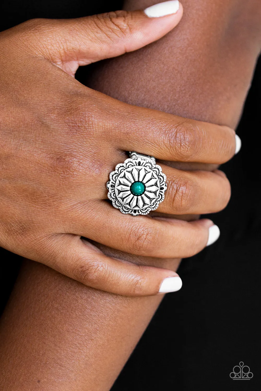 Paparazzi Daringly Daisy - Green Ring